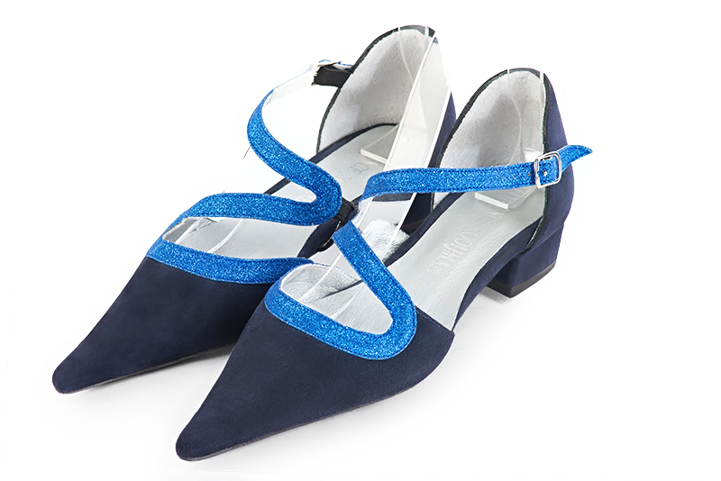 Chaussure c t s ouverts bride serpent bleu marine. Bout pointu. Petit talon bottier